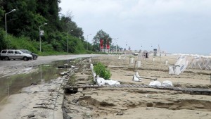 Поне седмица ще отнеме възстановяването на варненския плаж