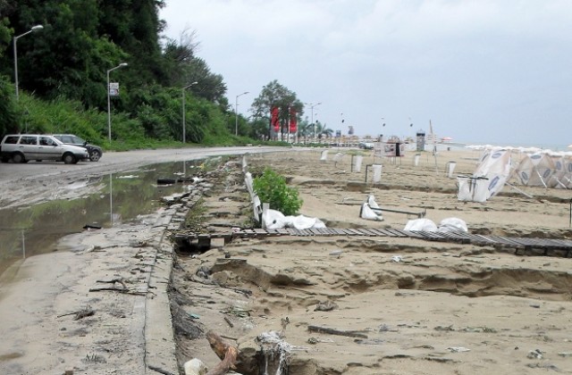 Поне седмица ще отнеме възстановяването на варненския плаж