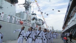 Военнослужещи от ВМС помагат за евакуацията на пострадали при наводненията