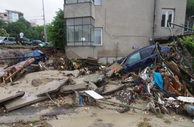 БЧК помага с вода и храни на засегнатите от бедствието българи, активира номер 1466