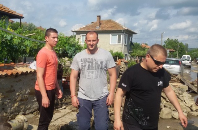 Доброволци от ГЕРБ помагат при разчистване на бедстващите райони