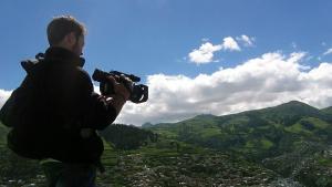 Камера снима онова което става зад нея