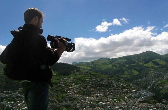 Камера снима онова, което става зад нея