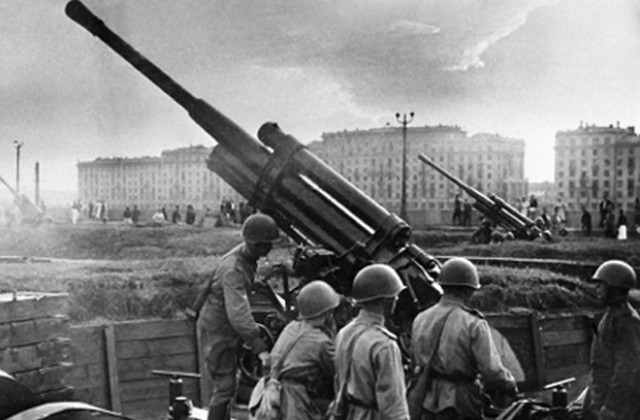 На 22 юни Нацистка Германия напада СССР