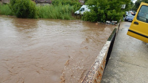 Пожарникари от няколко града помагат за отводняването на Добрич