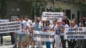 Облечени с бели тениски с лика на Радев и надпис