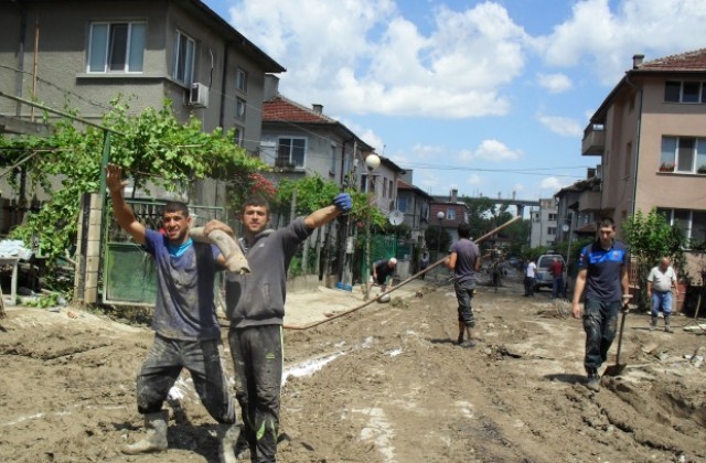 Роми продават желязо, за да помогнат на пострадали от потопа роднини