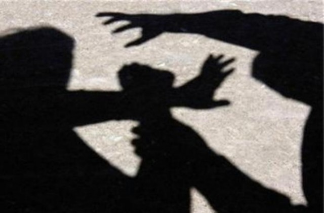 Със сила и заплахи мъж отнел златен накит от 67-годишна жена