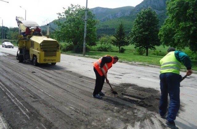 Продължава основният ремонт на улици във Враца