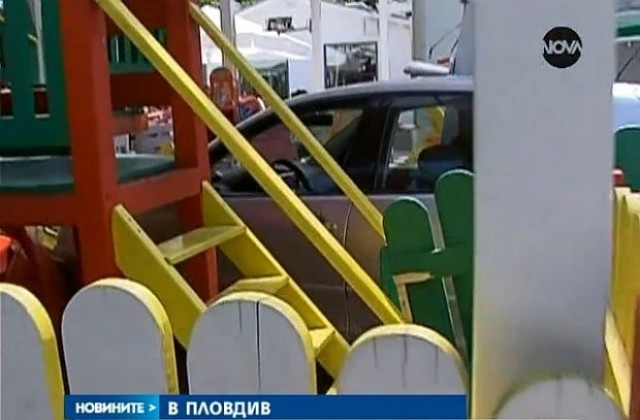 Шофьорка се вряза в павилион и помете детска площадка