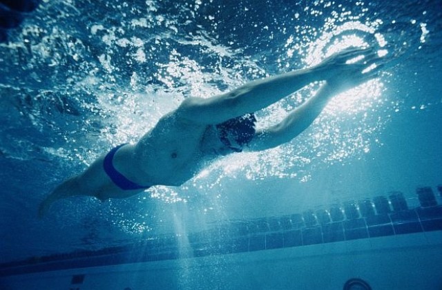 Плуването подобрява съня и настроението