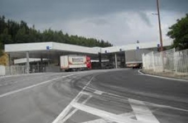 Задържаха недекларирани 27 500 долара на ГКПП Гюешево