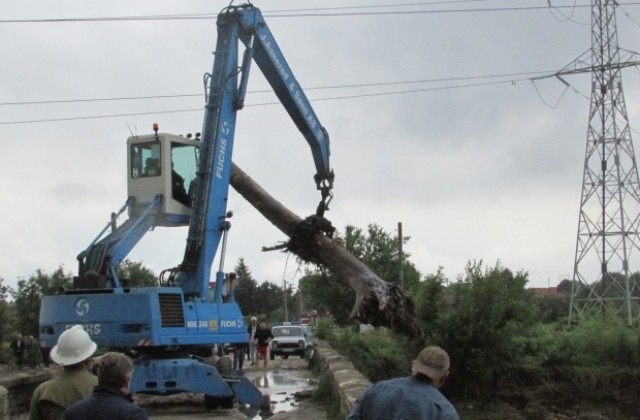 Затварят временно моста при Първомайци