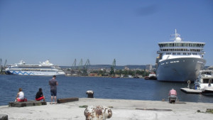 Морска гара прие два круизни лайнера едновременно СНИМКИ