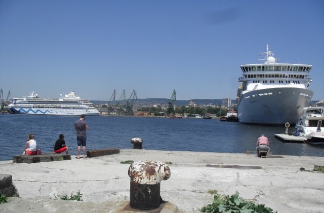 Морска гара прие два круизни лайнера едновременно(СНИМКИ)