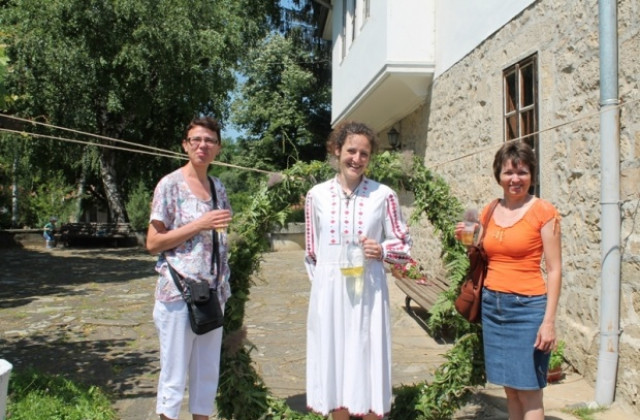В туристическия център в Елена посрещнаха гости на Еньовден