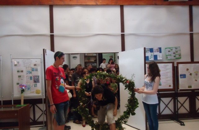 Врачани минаха за здраве през венец от билки