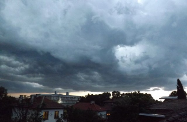 Силната буря скъса ел. кабели, дървета паднаха върху коли, няколко села са без ток (обновена)