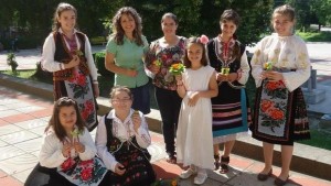 В село Петокладенци извадиха носии от бабините скринове за Еньовден