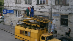 Скъса се проводник от контактната мрежановите тролеи доказаха качествата си
