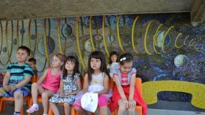 Четири мозаечни пана украсяват двора на ЦДГ Първи юни