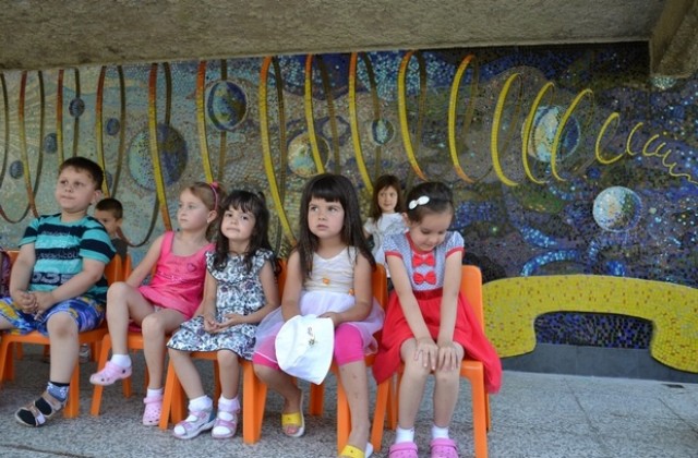 Четири мозаечни пана украсяват двора на ЦДГ Първи юни