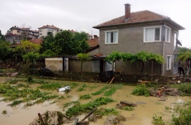 Николай Ашиков подпомага младо семейство от Килифарево, пострадало от стихията