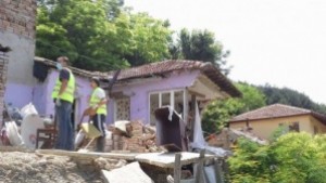 Събориха първата опасна къща в Аспарухово
