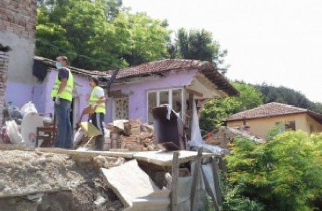 Събориха първата опасна къща в Аспарухово