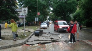 Бежанци помагат на засегнатите от наводненията