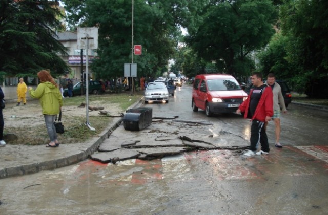 Бежанци помагат на засегнатите от наводненията