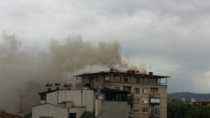 Пожар горя в блок в центъра на София СНИМКИ и