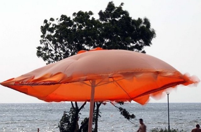 Жълт код заради силен вятър, очакват се валежи и бури