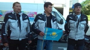 Тримата храбри казахстанци минаха през града