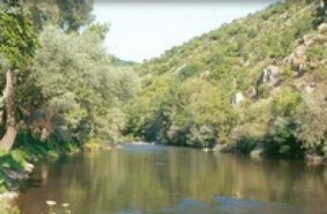 Автомобил плува в река Струма след семеен скандал, няма пострадали хора