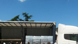 Гумени ботуши и минерална вода от Мини Марицаизток за пострадали