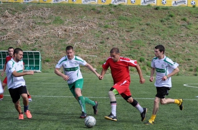 Кметът Живко Тодоров излиза на терена срещу отбор на журналистите