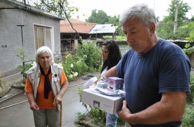 Газови котлони, минерална вода и инструменти получиха пострадалите в Килифарево