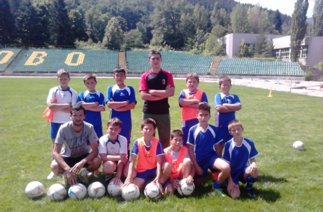 Спортното училище приема нови 35 ученици. 10 футболисти следват треньора си Кирил Мицов
