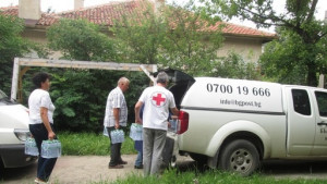 Дарения за бедстващите във Варна и Добрич
