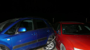 Младежи с Голф потрошиха коли на Цар Освободител