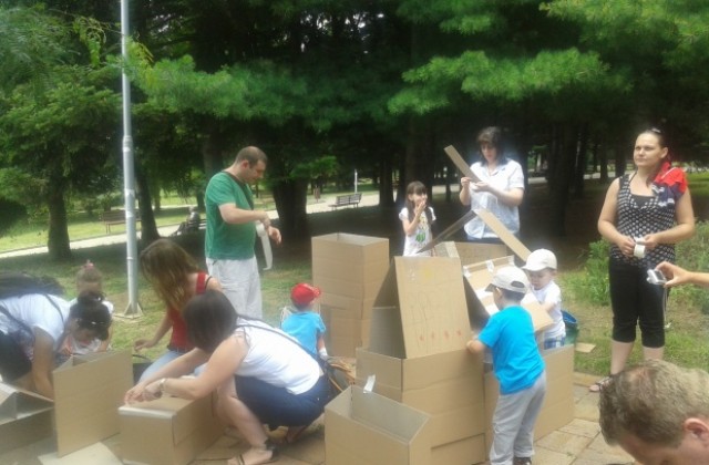 Десетки семейства се забавляваха в Картонена работилничка в парк Колю Фичето