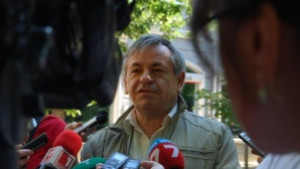 Има задържани и разпитани за взрива пред банката но извършителят