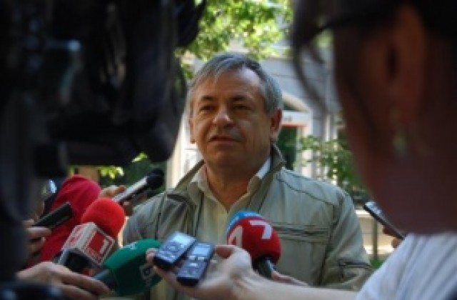 Има задържани и разпитани за взрива пред банката, но извършителят не е разкрит