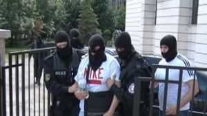 Трима влязоха в ареста заради разпратени мейли срещу банките