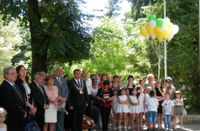 Стотици празнуваха в Павликени, връчиха плакет на новия почетен гражданин проф. Христо Белоев