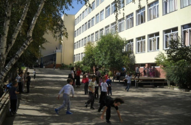 Предлагат и учениците до 4-ти клас да повтарят при лош успех