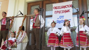 В Янтра се надпяваха с български фолклор и хапнаха бобена