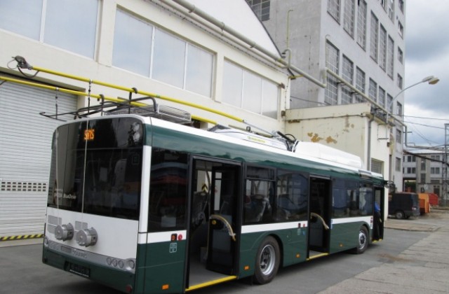 Първите два нови тролейбуса пътуват към България