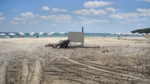 Доброволците в Аспарухово повече от плажуващите СНИМКИ